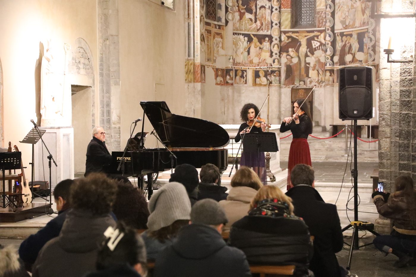 Piano et violons devant les fresques