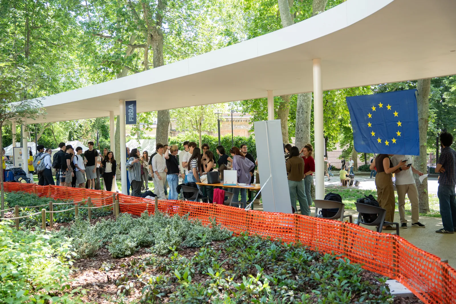 Stand GreenLink et drapeau de l'Union européenne lors de la Festa dell'Europa à Bologne