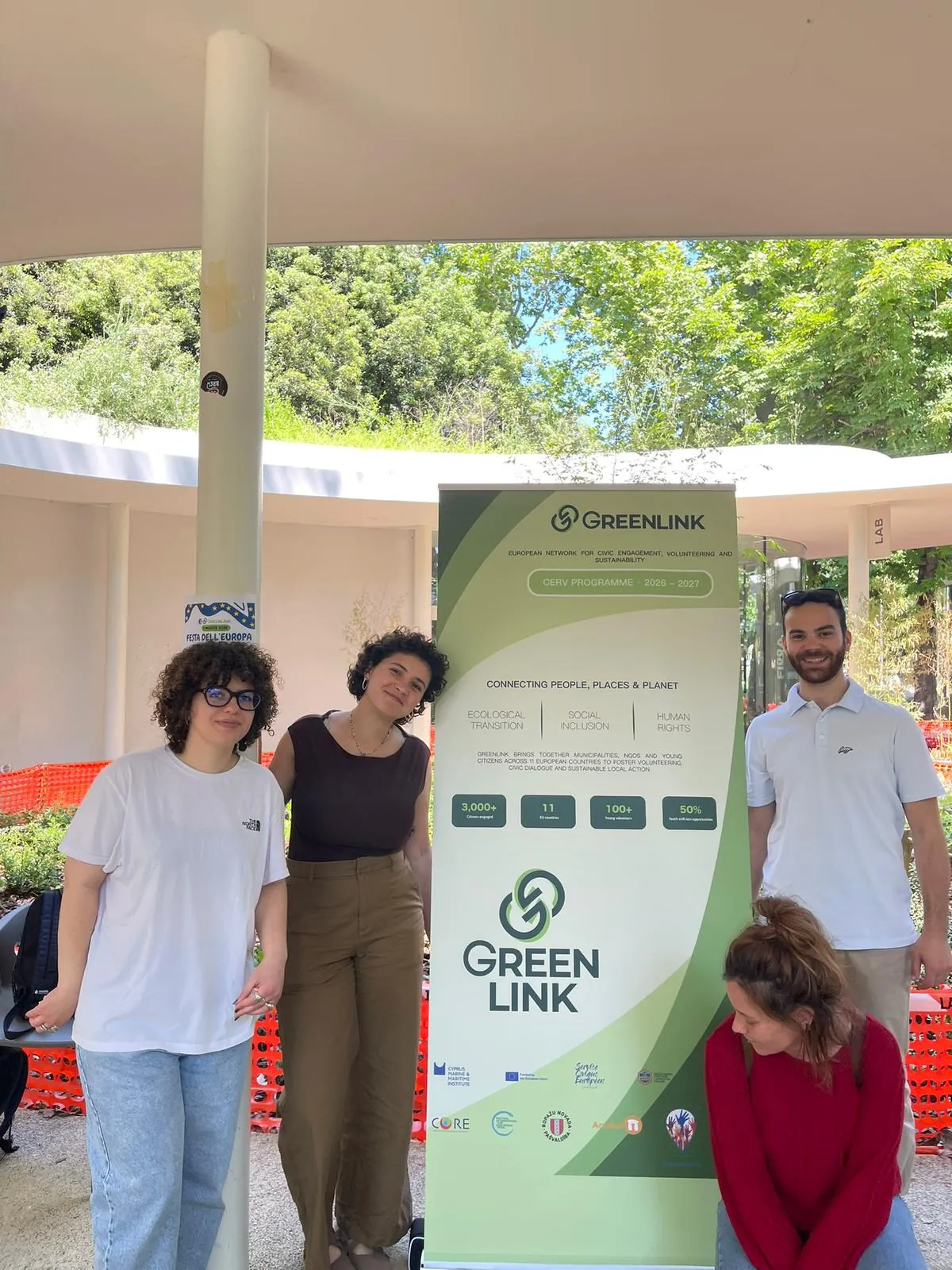 Équipe Scambieuropei devant le stand GreenLink lors de la Festa dell'Europa à Bologne
